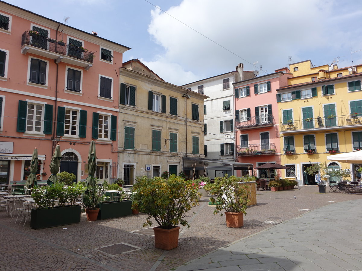 Sarzana, Huser an der Piazza Nicolo V. in der Altstadt (15.06.2019)