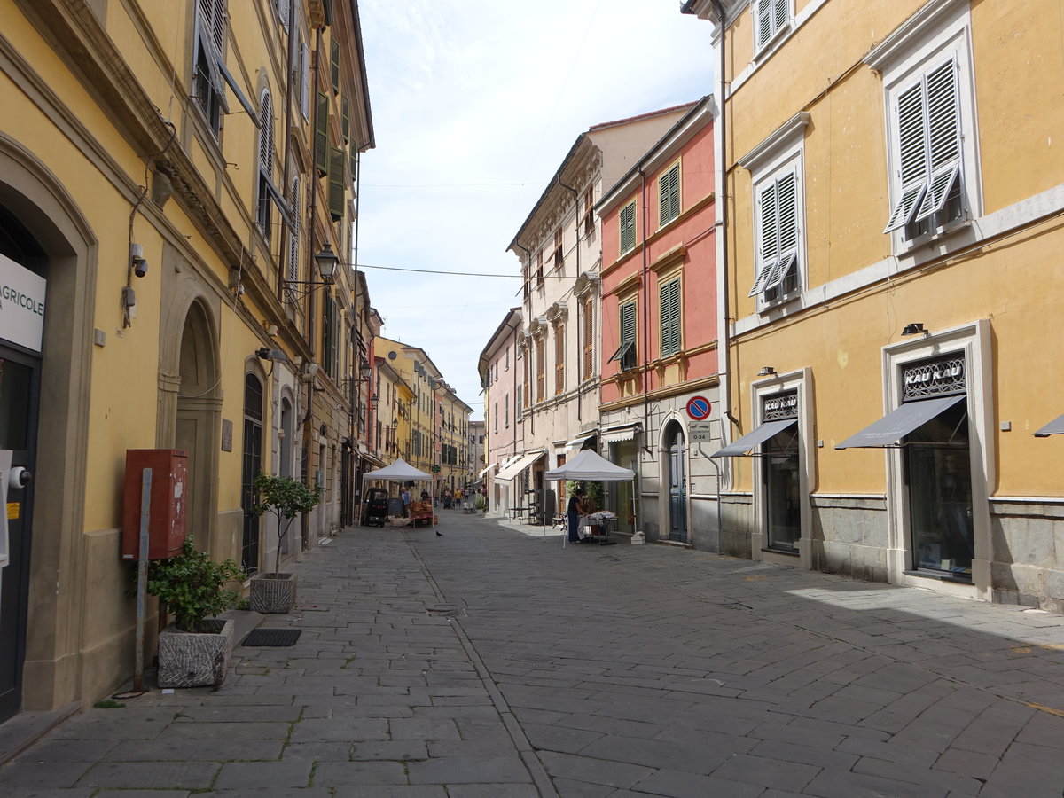 Sarzana, Huser in der Via Giuseppe Mazzini in der Altstadt (15.06.2019)