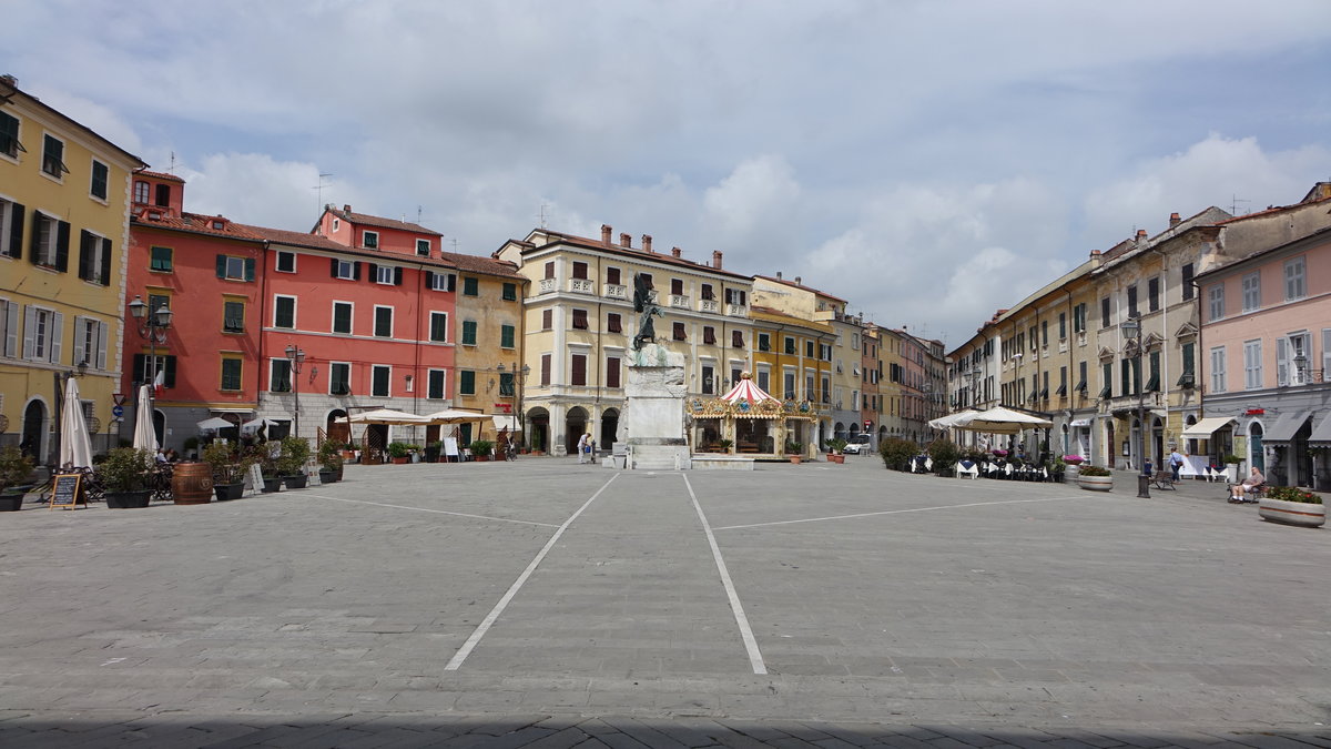 Sarzana, historische Huser an der Piazza Giacomo Matteotti (15.06.2019)