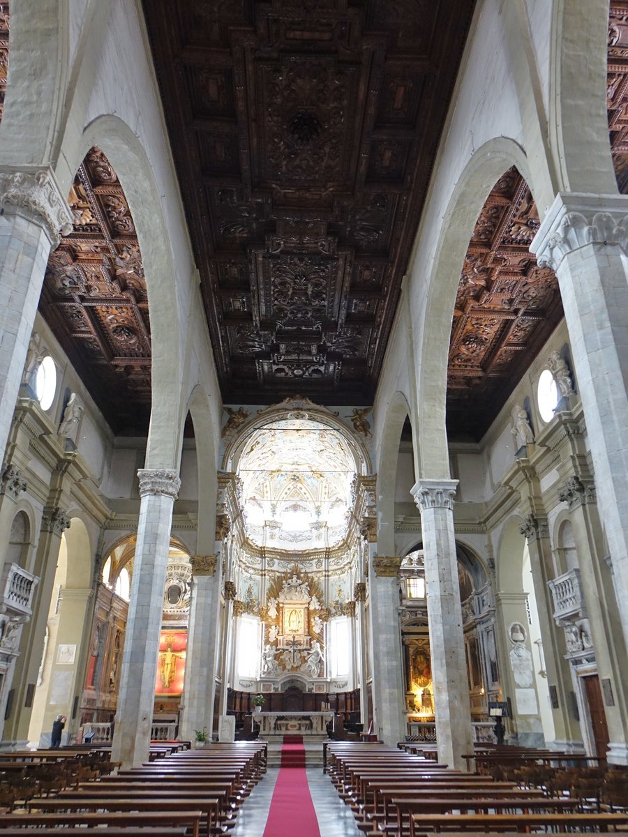 Sarzana, Innenraum der Kathedrale Santa Maria Assunta, die holzgetäfelte Decke wurde zwischen 1662 und 1670 von Pietro Giambelli geschnitzt, Gemälde von Francesco Solimena (15.06.2019)