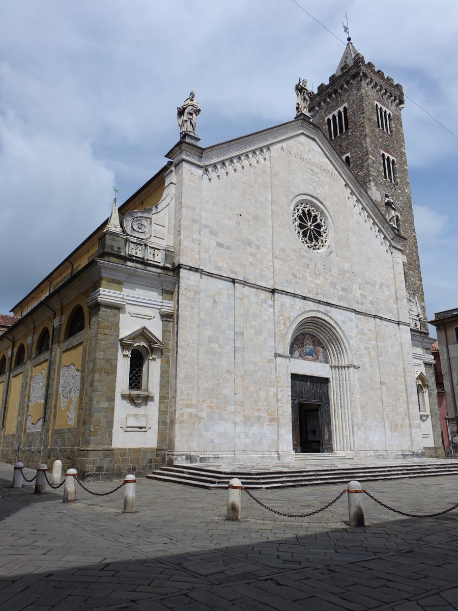 Sarzana, Kathedrale Santa Maria Assunta, Mischung aus romanischem und gotischem Stil mit Westfront aus weiem Marmor, erbaut ab dem 13. Jahrhundert (15.06.2019)