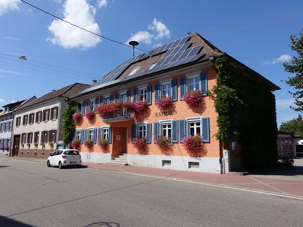 Sasbach im Breisgau, historisches Rathaus am Kirchplatz (14.08.2016)