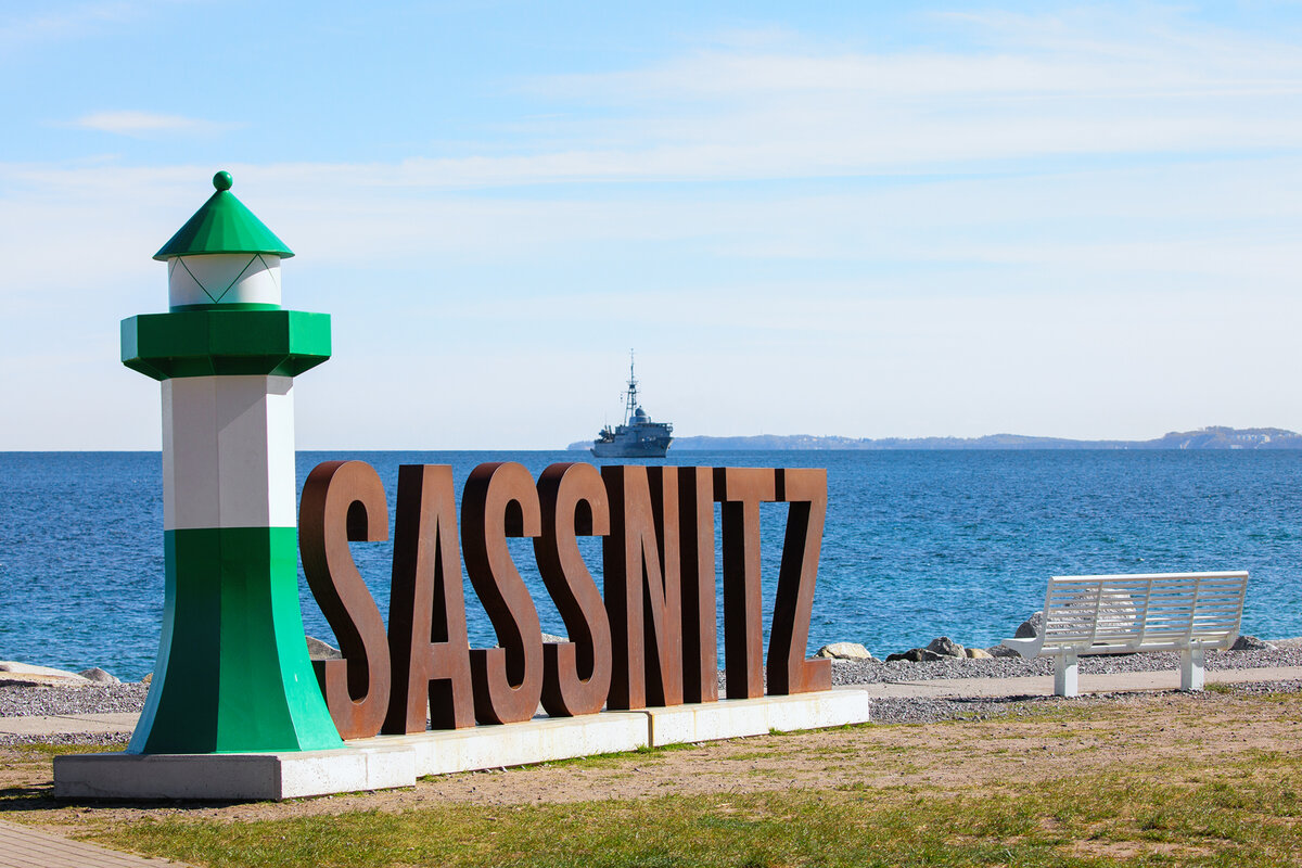 Sassnitzer Wahrzeichen in klein mit sehr gro�en Buchstaben z.Z. an der Windpromenade aufgestellt. Im Hintergrund Flottendienstboot A 53 Oker. - 27.04.2026
