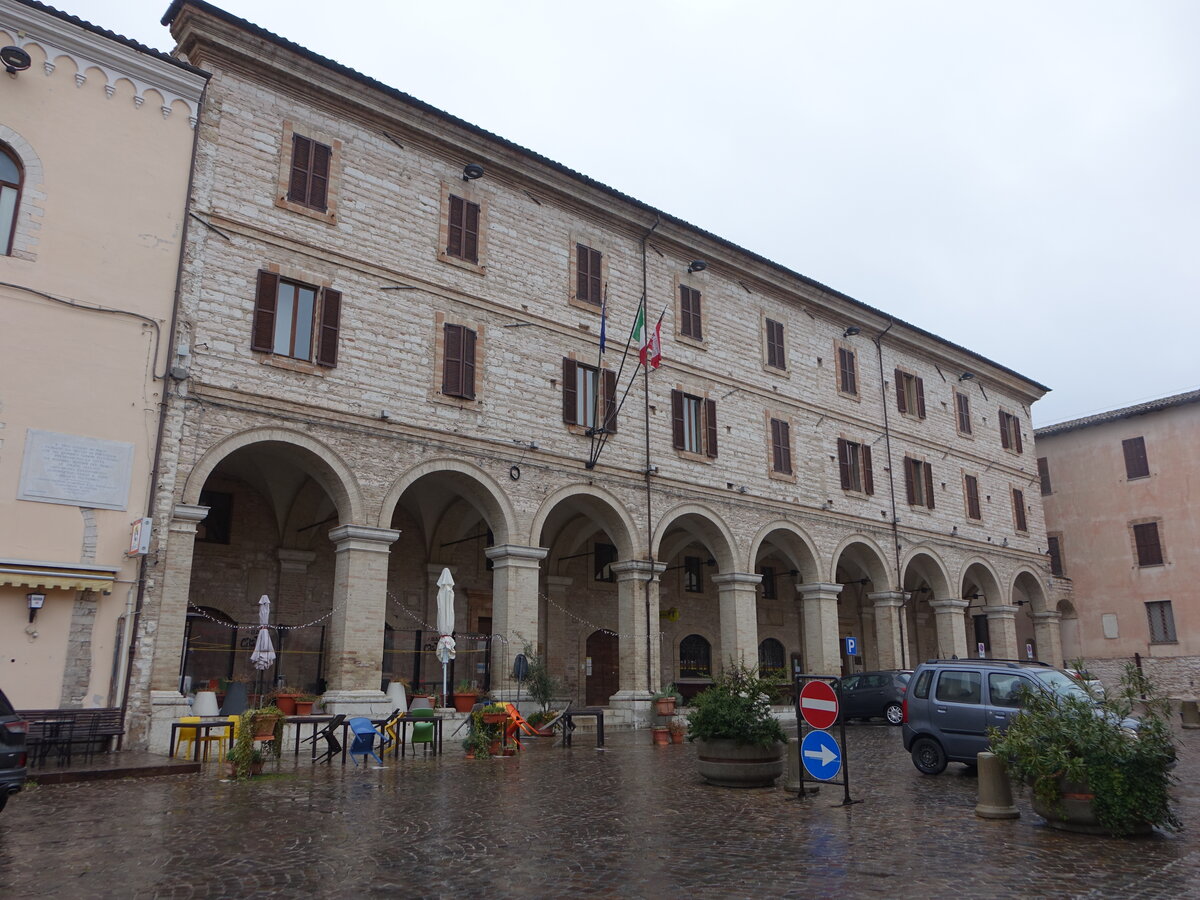Sassoferrato, Palazzo Municipale an der Piazza Oliva, erbaut im 14. Jahrhundert (30.03.2022)