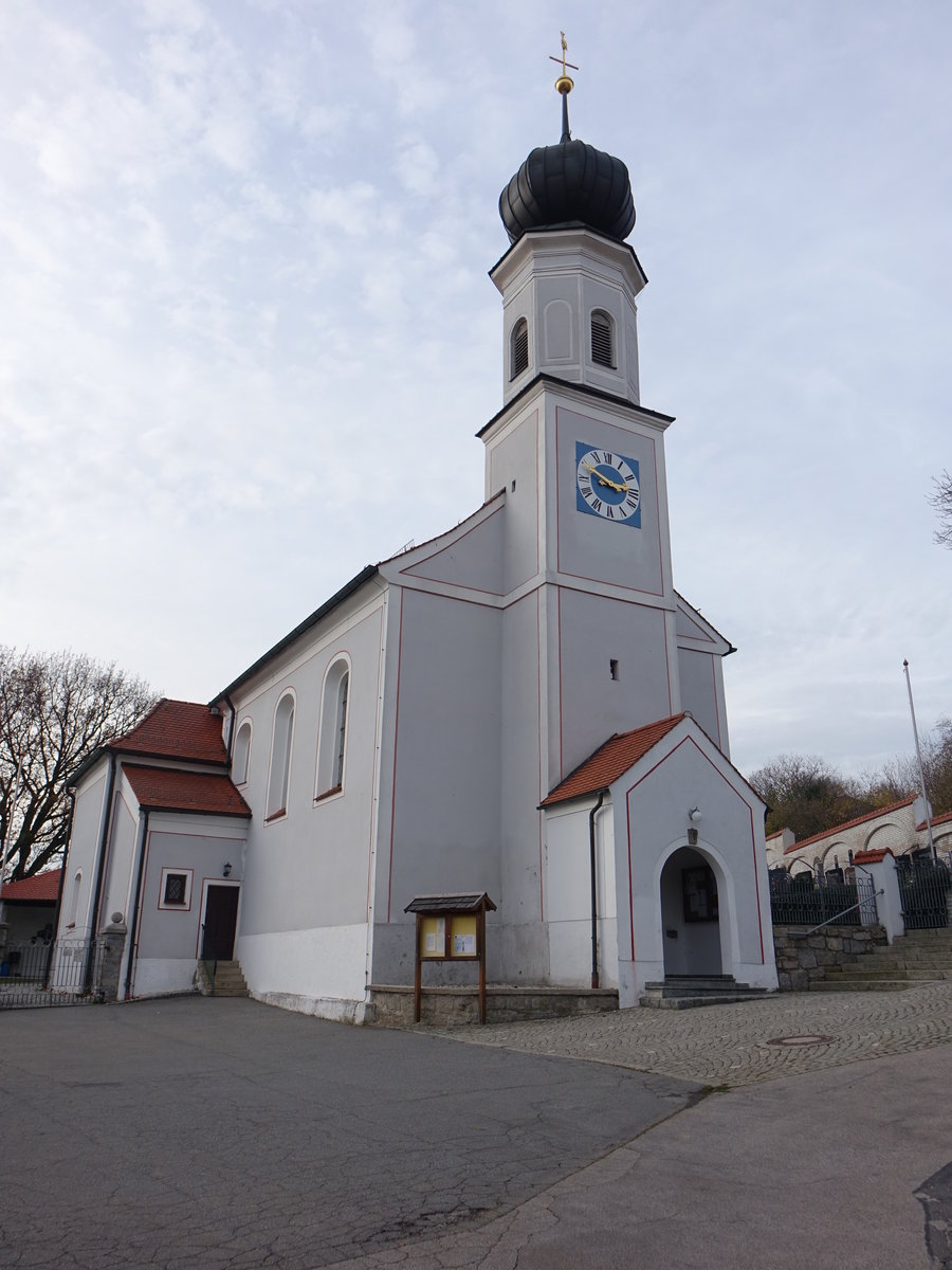Sattelbogen, katholische Kuratiekirche St. Nikolaus, Saalbau mit eingezogenem Chor, Fassadenturm mit Zwiebelhaube, erbaut bis 1718 (04.11.2017) 