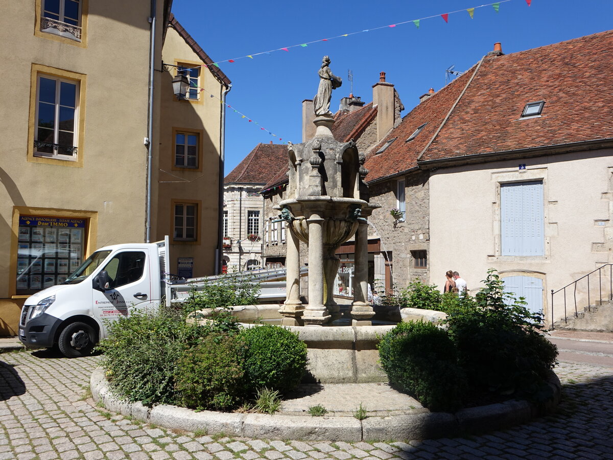 Saulieu, Brunnen am Place Docteur Roclore (02.07.2022)