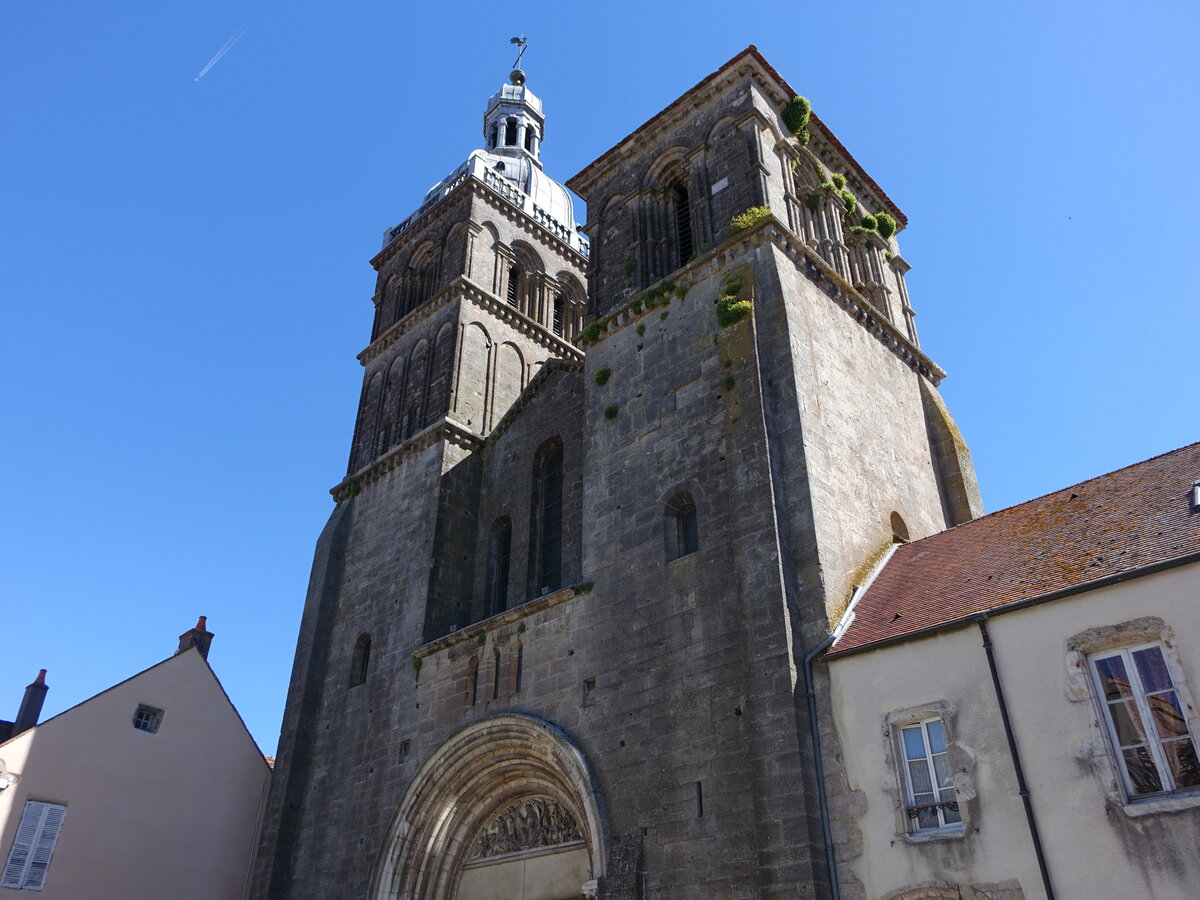 Saulieu, romanische Basilika Saint Andoche, erbaut im 12. Jahrhundert (02.07.2022)