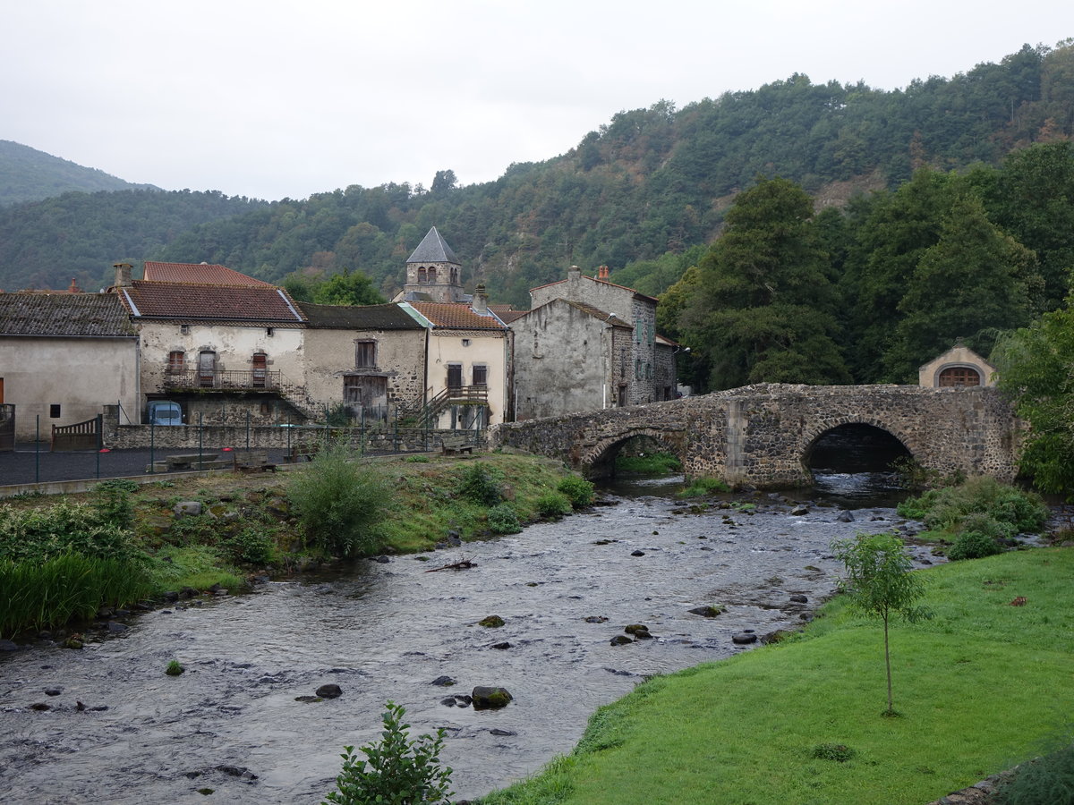 Saurier, Alte Brcke ber den Fluss Couze Pavin und Kirche St. Radegonde (20.09.2016)