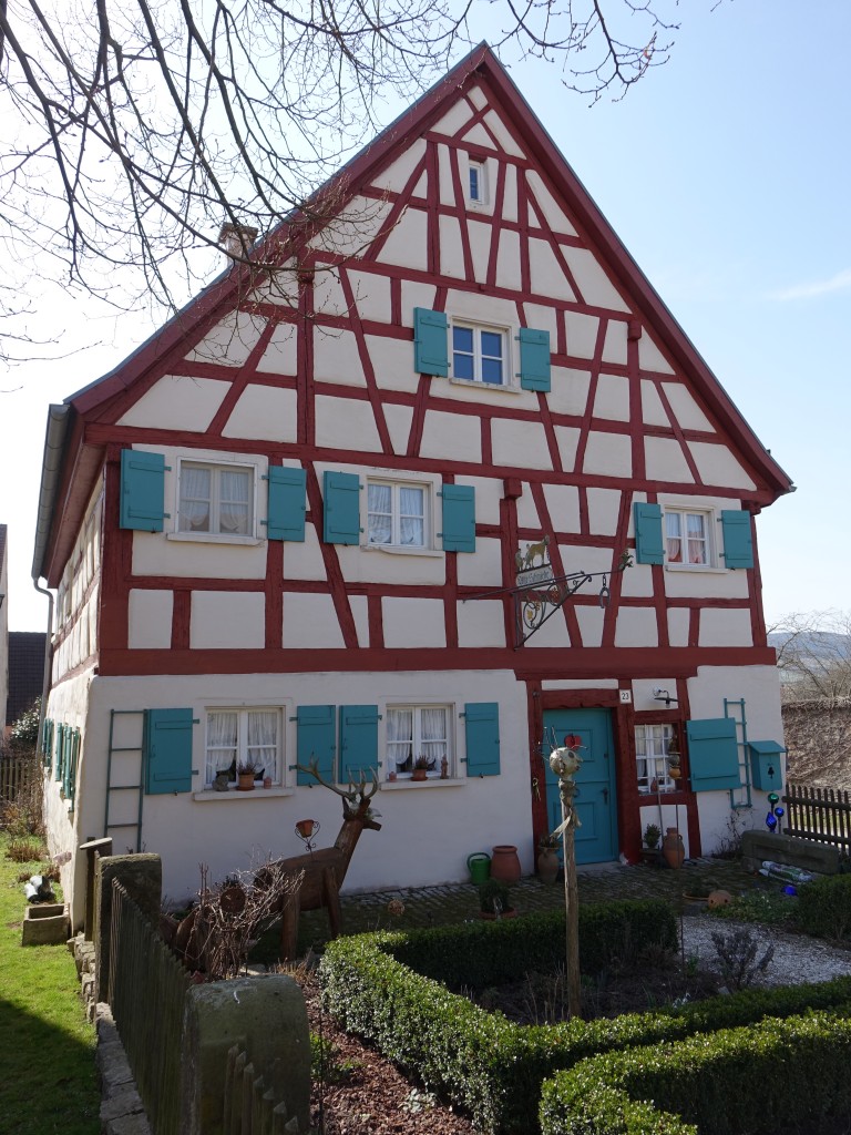 Sausenhofen, ehem. Dorfschmiede, zweigeschossiger Satteldachbau, Obergeschoss und Giebel in Fachwerk, erbaut im 18. Jahrhundert (18.03.2015)