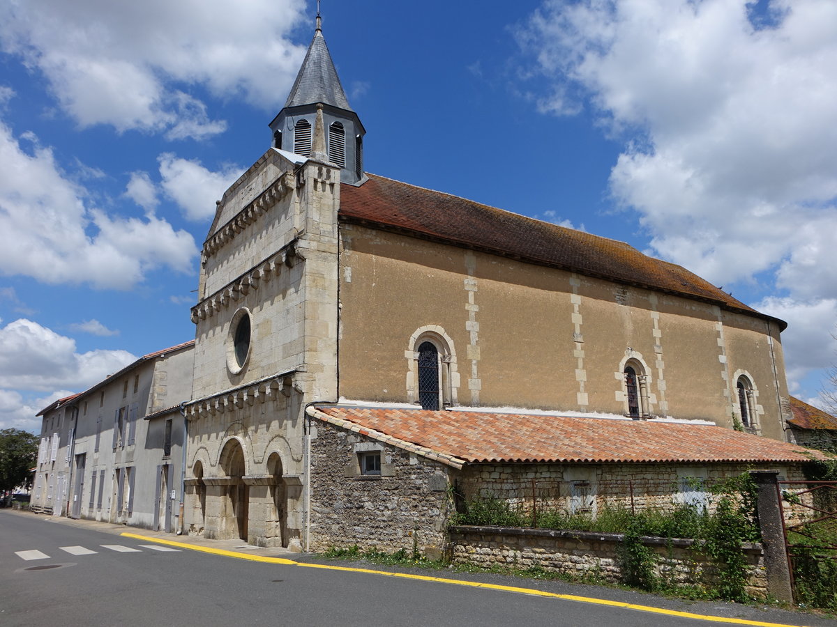Sauzé-Vaussais, romanische Kirche Saint Radegonde, erbaut im 12. Jahrhundert (14.07.2017)