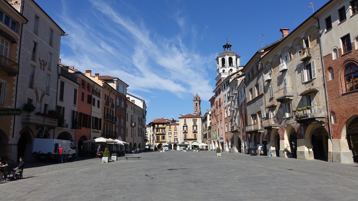 Savigliano, historische Huser an der Piazza Santorre di Santarosa (03.10.2018)
