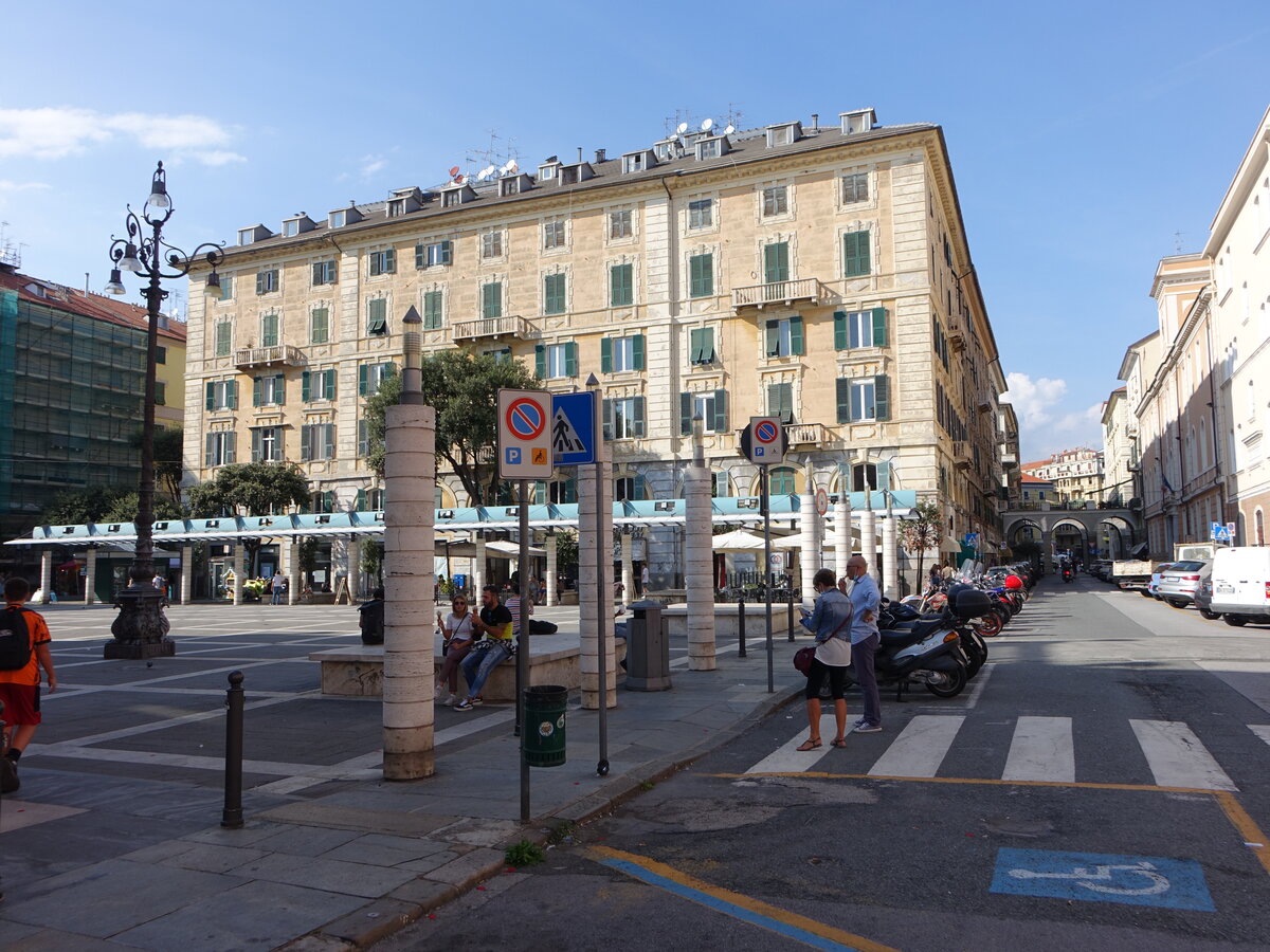 Savona, Gebude und Sulen an der Piazza Sisto IV (02.10.2021)