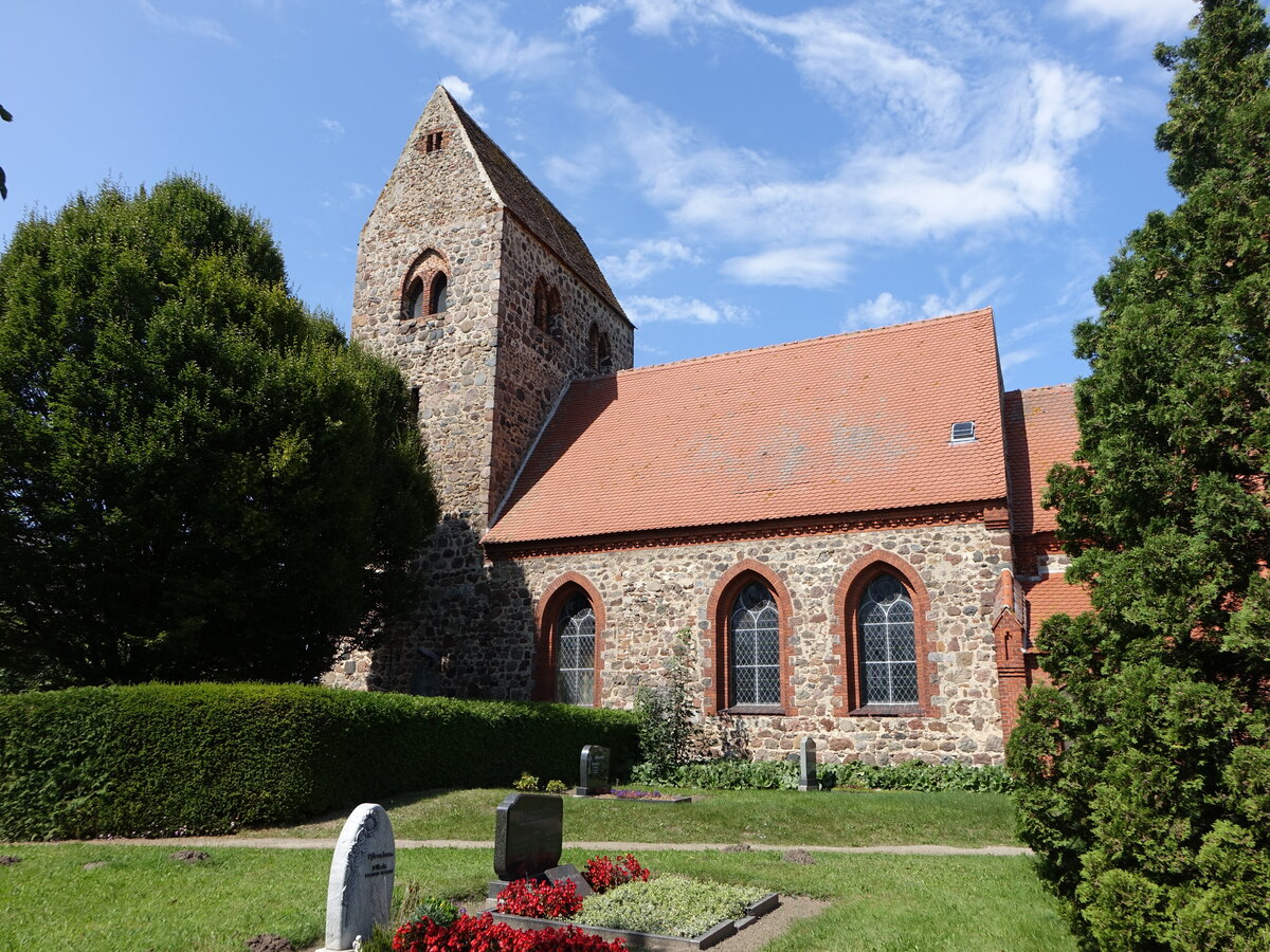 Schplitz, evangelische Kirche, romanische Feldsteinkirche aus dem 13. Jahrhundert (12.08.2025)