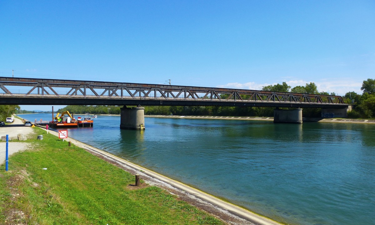 Schalampi (Chalampe), die kombinierte Straen- und Eisenbahnbrcke ber den Rheinseitenkanal, Aug.2015