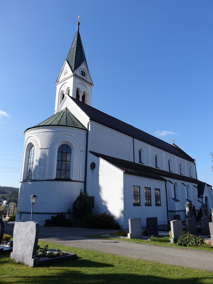 Schalding, kath. Pfarrkirche St. Salvator, erbaut von 1900 bis 1904 durch Josef Elsner (21.10.2018)