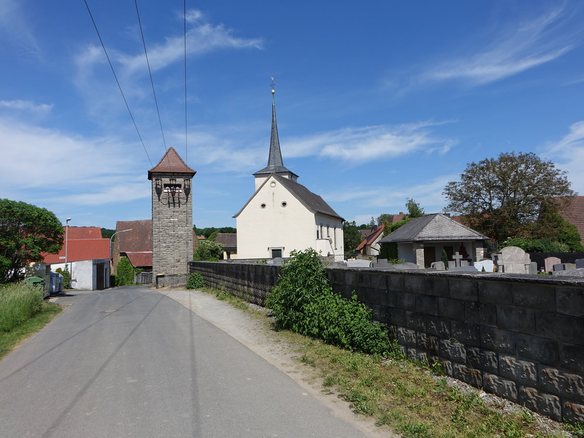 Schallfeld, katholische Pfarrkirche St. Aegidius, Langhaus mit Satteldach und seitlich angeschlossenem Turm, erbaut von 1714 bis 1715 (28.05.2017)