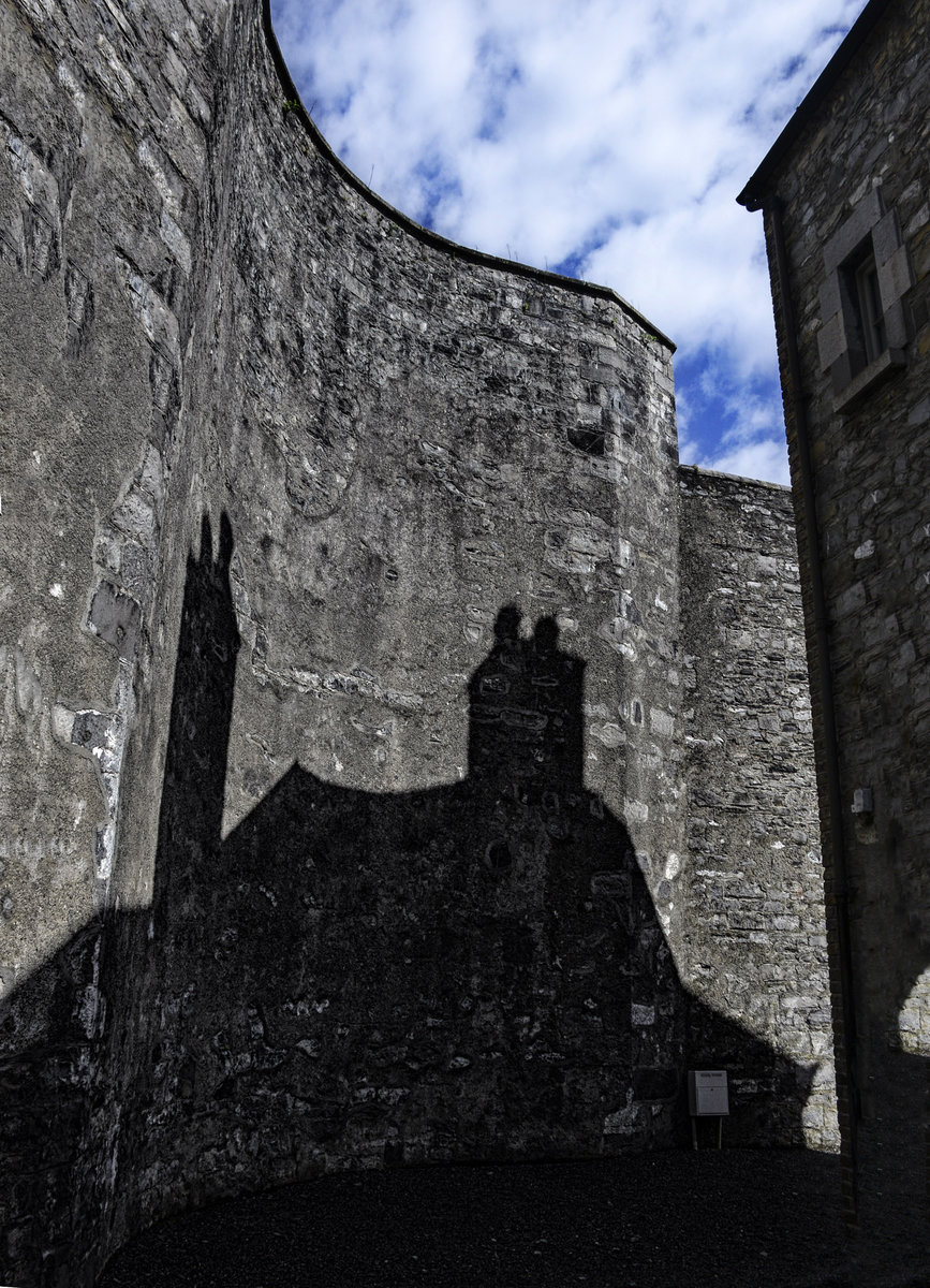 Schatten im Innenhof des ehemaligen Gefngnis Kilmanham Gaol in Dublin. Aufnahme: 11. Mai 2018.
