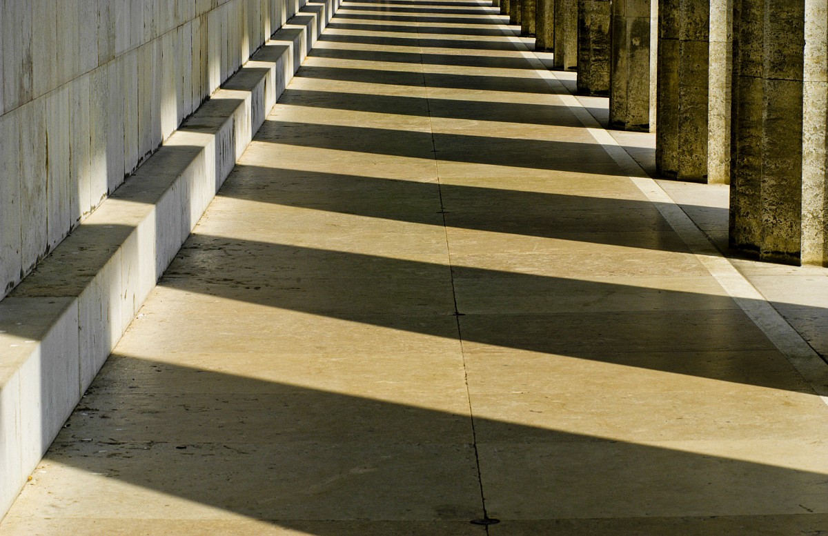 Schatten im Sulengang entlang der Walhalla in Donaustauf im bayerischen Landkreis Regensburg. Aufnahme: Juli 2008.