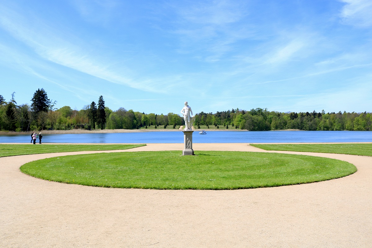 Schaut man vom Schloss Rheinsberg aus in Richtung Westen, erstreckt sich am Schlossgarten der Grienericksee und ldt zum Verweilen ein. [11.5.2017 | 13:06 Uhr]