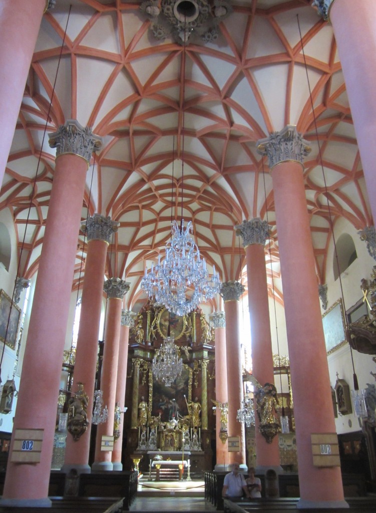 Scheibbs, Hochaltar von 1706 der St. Magdalena Kirche, Netzrippengewlbe (17.08.2013)