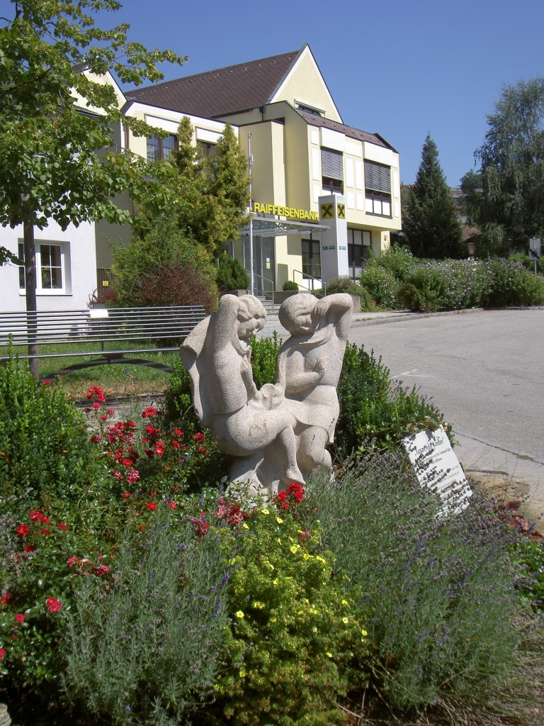 Scheibbs, Skulptur Tanzende Kinder am Kapuzinerplatz (17.08.2013)