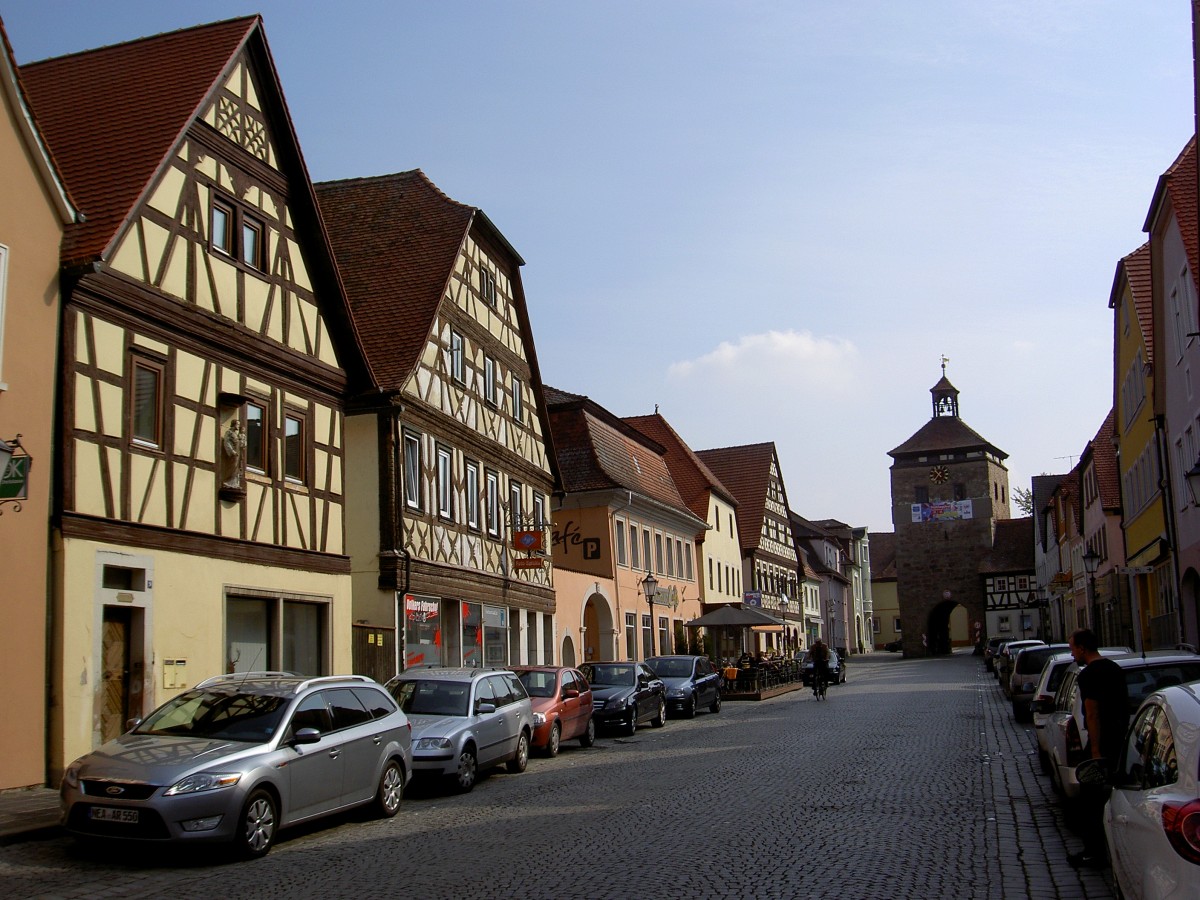 Scheinfeld, Huser in der Hauptstrae mit Oberem Torturm (13.04.2014)