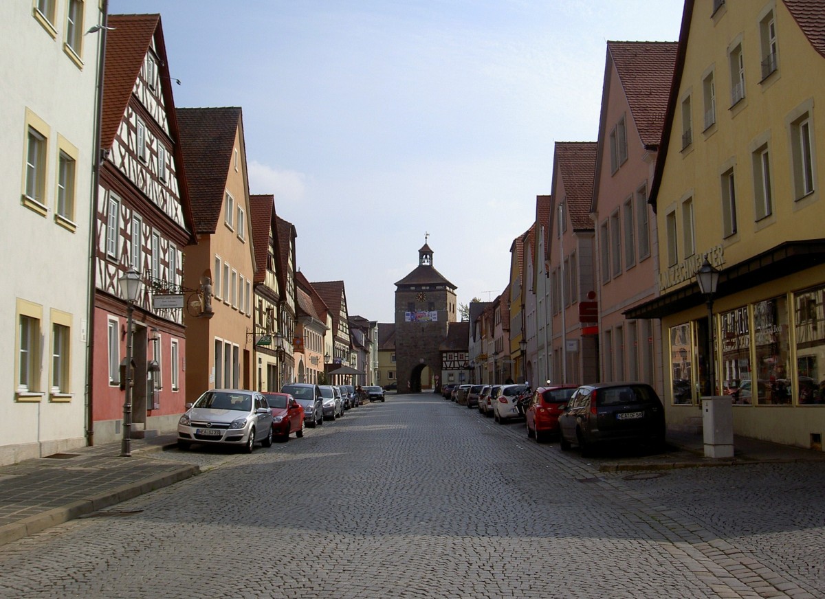 Scheinfeld, Hauptstrae mit oberen Torturm (13.04.2014)