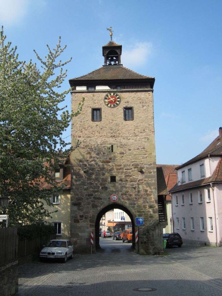 Scheinfeld, Oberer Torturm, Quadermauerwerk mit Fachwerkobergescho, erbaut im 
17. Jahrhundert (13.04.2014)