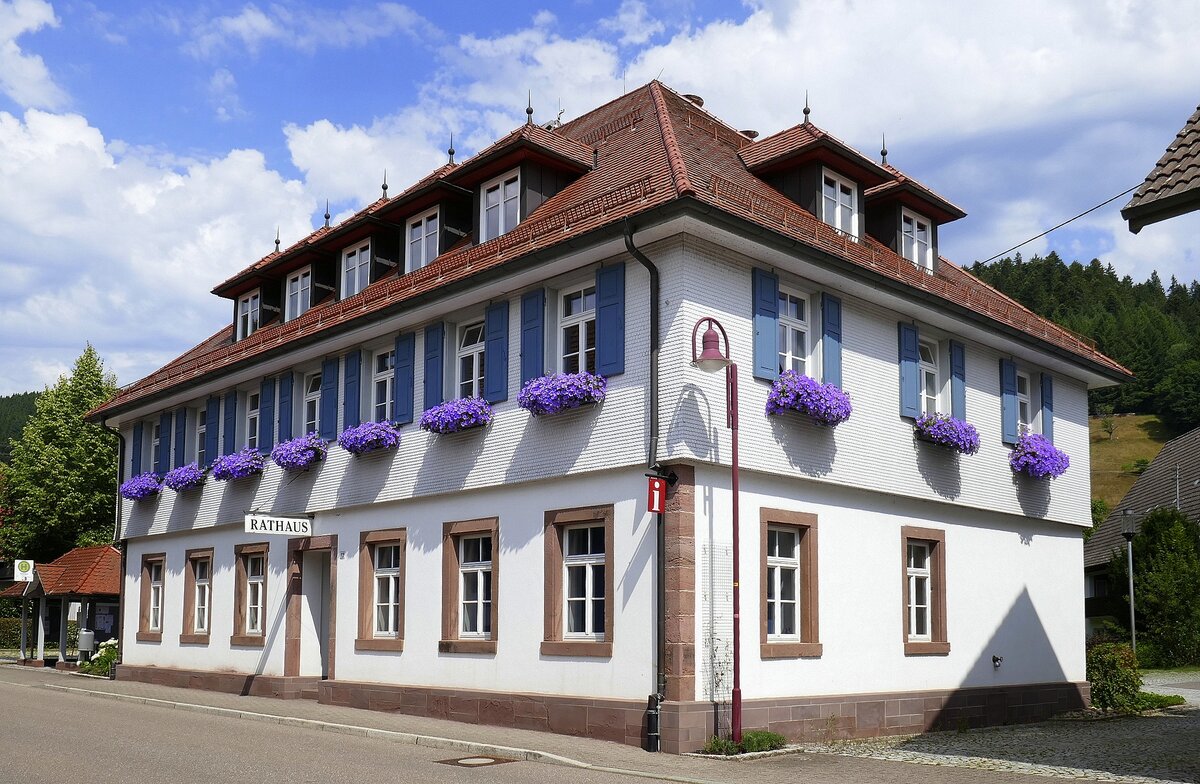 Schenkenzell im mittleren Schwarzwald, das Rathaus der knapp 2000 Einwohner zhlenden Stadt an der Kinzig, Juli 2025 
