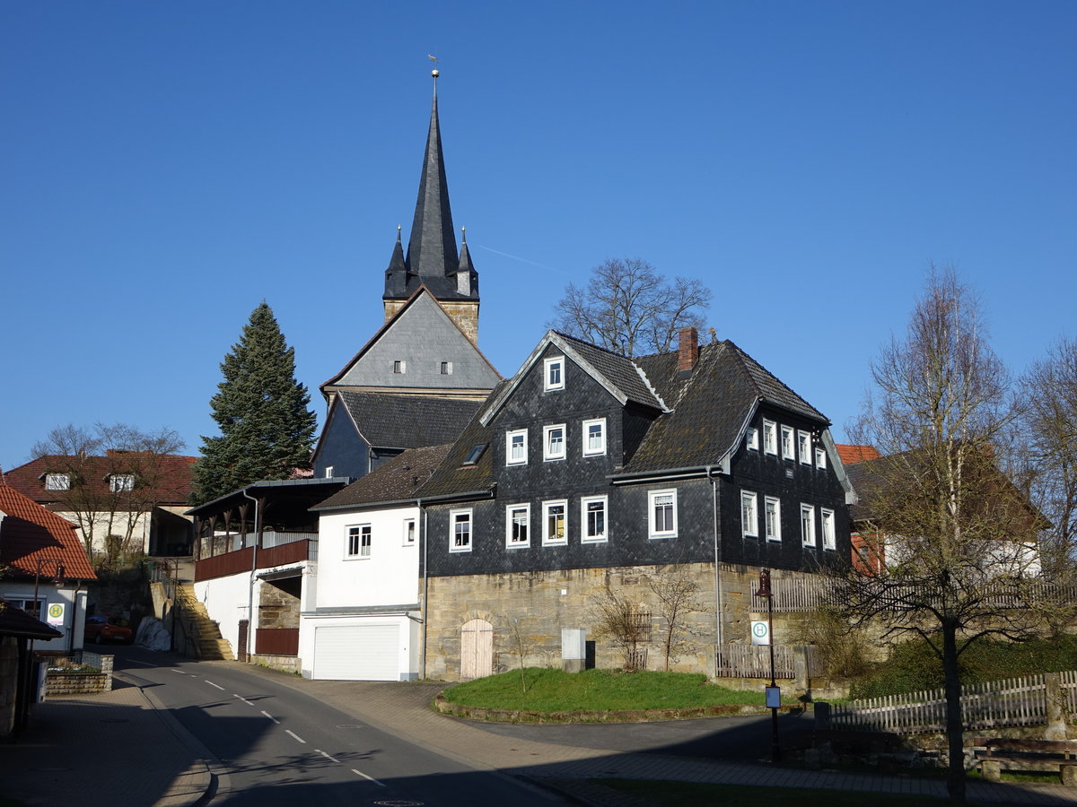 Scherneck, Blick in die Hauptstrae mit der Ev. Kirche (08.04.2018)