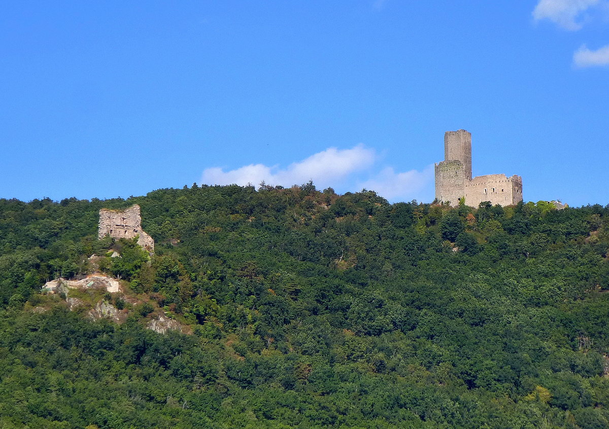 Scherweiler, oberhalb der kleinen Gemeinde im Elsa stehen am Ostabhang der Vogesen die beiden Burgruinen Ramstein (links) und Ortenberg (rechts), Sept.2016