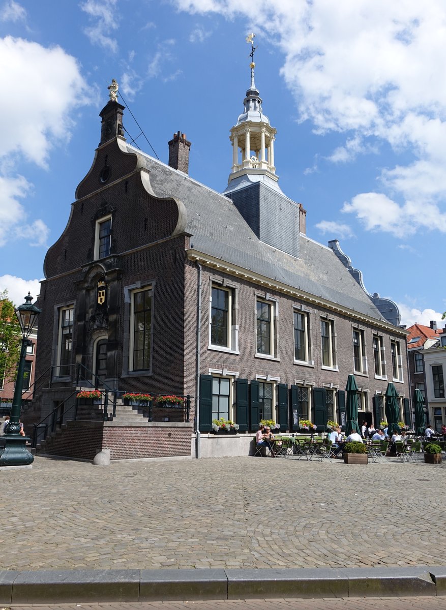 Schiedam, Stadhuis, das frei stehende Rathaus mit hohem Dach zwischen 2 Firstgiebeln entstand in sptgot. Formen um die Mitte des 16. Jahrhundert, nach Brand instandgesetzt 1604, Glockenturm von 1782 (11.05.2016)