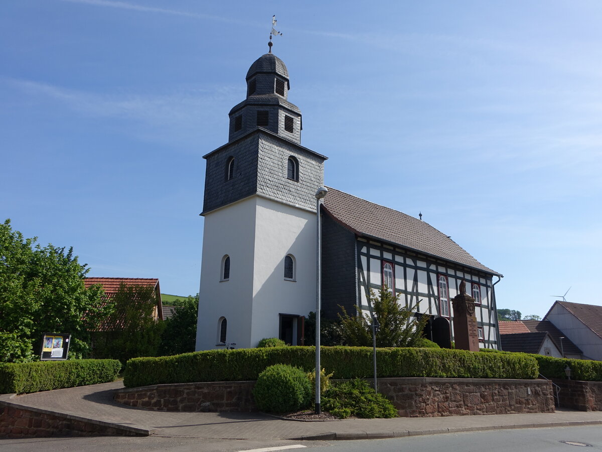 Schiffelbach, evangelische Kirche, erbaut von 1701 bis 1704, neuer Kirchturm erbaut 1965 (15.05.2022)