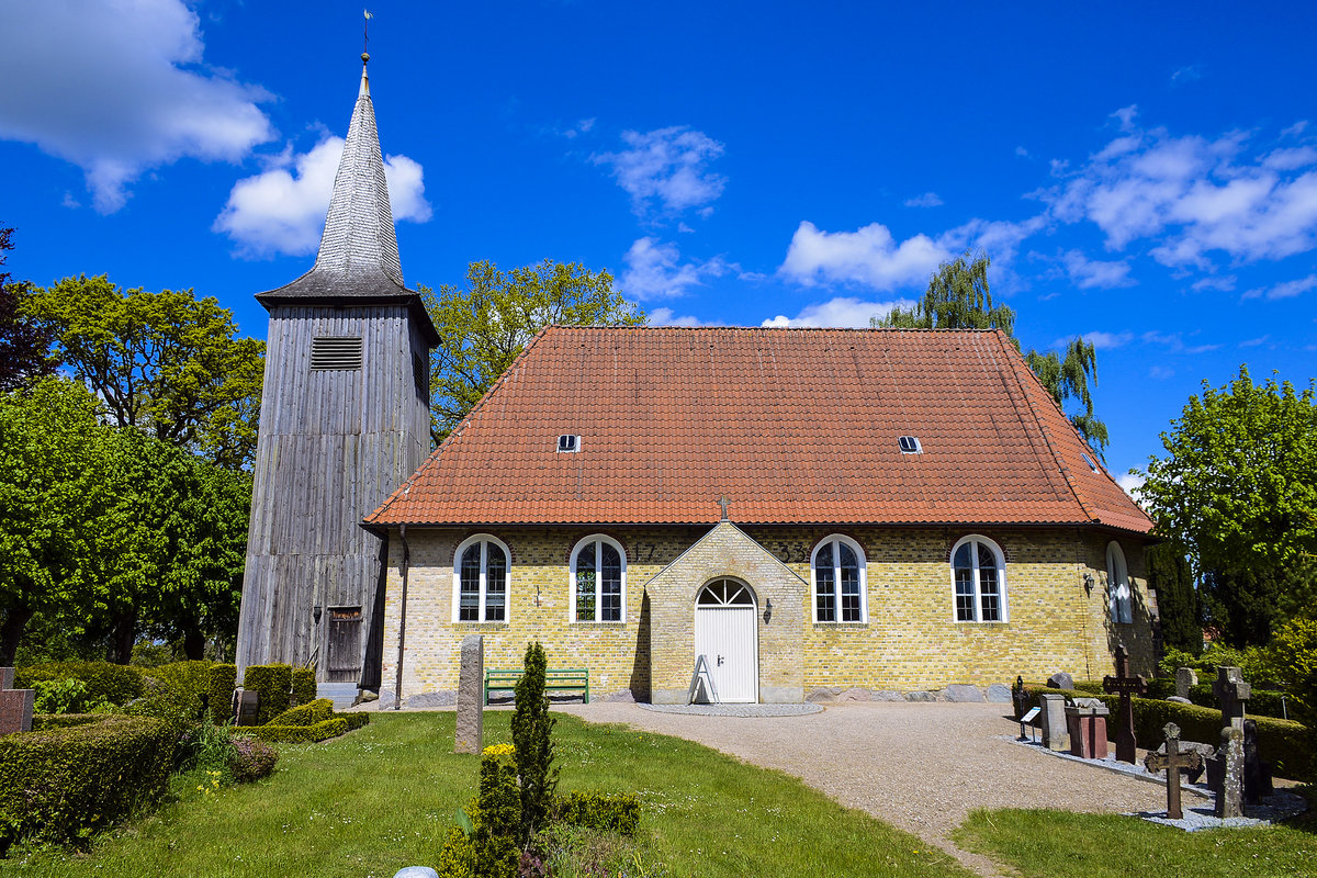 Schifferkirche Arnis von Sden. Nachdem Herzog Christian Albrecht den vor der Leibeigenschaft geflchteten Kappelner Familien 1667 die Ansiedlung auf der Halbinsel Arnis erlaubte, begannen die Neusiedler bereits 1669 mit dem Bau einer Kirche am Sdwestende der einzigen Strae des Orts. Die Kirche befindet sich auf einem Hgel, vermutlich einer alten Befestigungsanlage zur Sicherung der Schlei-Enge. Rund um die Kirche wurde ein Friedhof angelegt, auf dem noch einige alte Grabsteine erhalten sind.
Aufnahme: 11. Mai 2020.