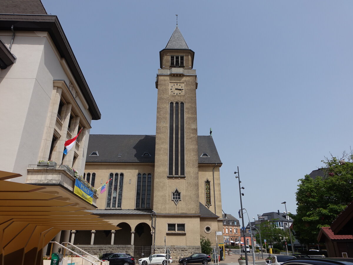 Schifflange, kath. Pfarrkirche St. Martin in der Av. de la Liberation (18.06.2022)