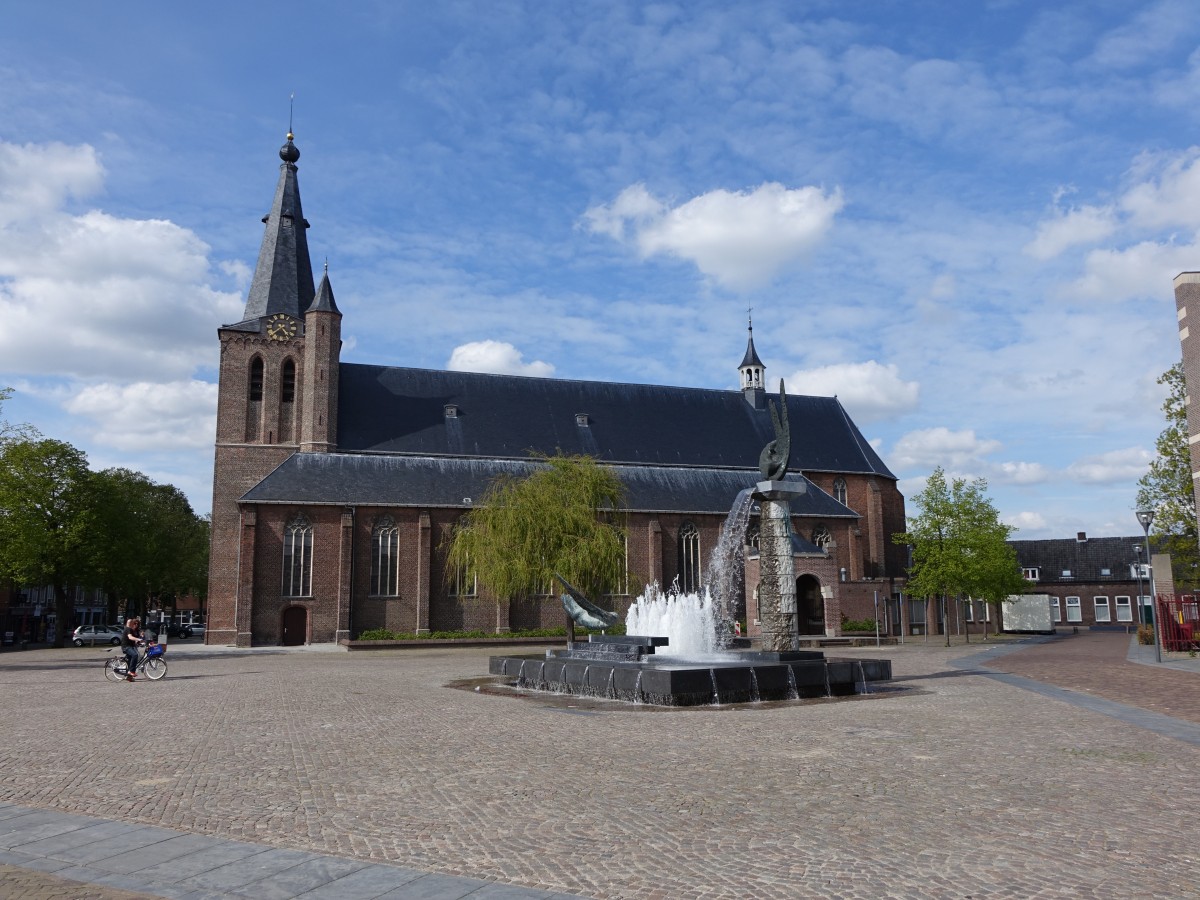 Schijndel, St. Servatius Kirche, erbaut 1839 mit Kirchturm von 1525 (01.05.2015)