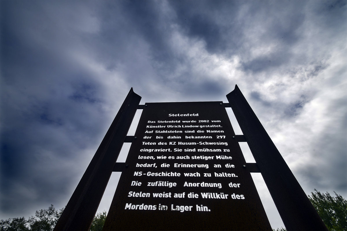 Schild am Eingang zum Stelenfeld auf dem Gebiet des ehemaligen Konzentrationslagers Husum-Schwesing (Kreis Nordfriesland).
Aufnahme: 31. Mai 2019.