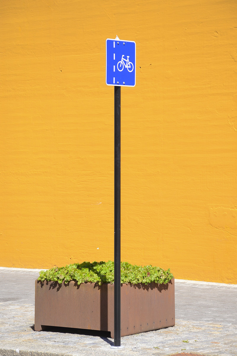 Schild am Fahrradweg Nedre Strandgate in Stavanger (Norwegen). Aufnahme: 3. Juli 2018.