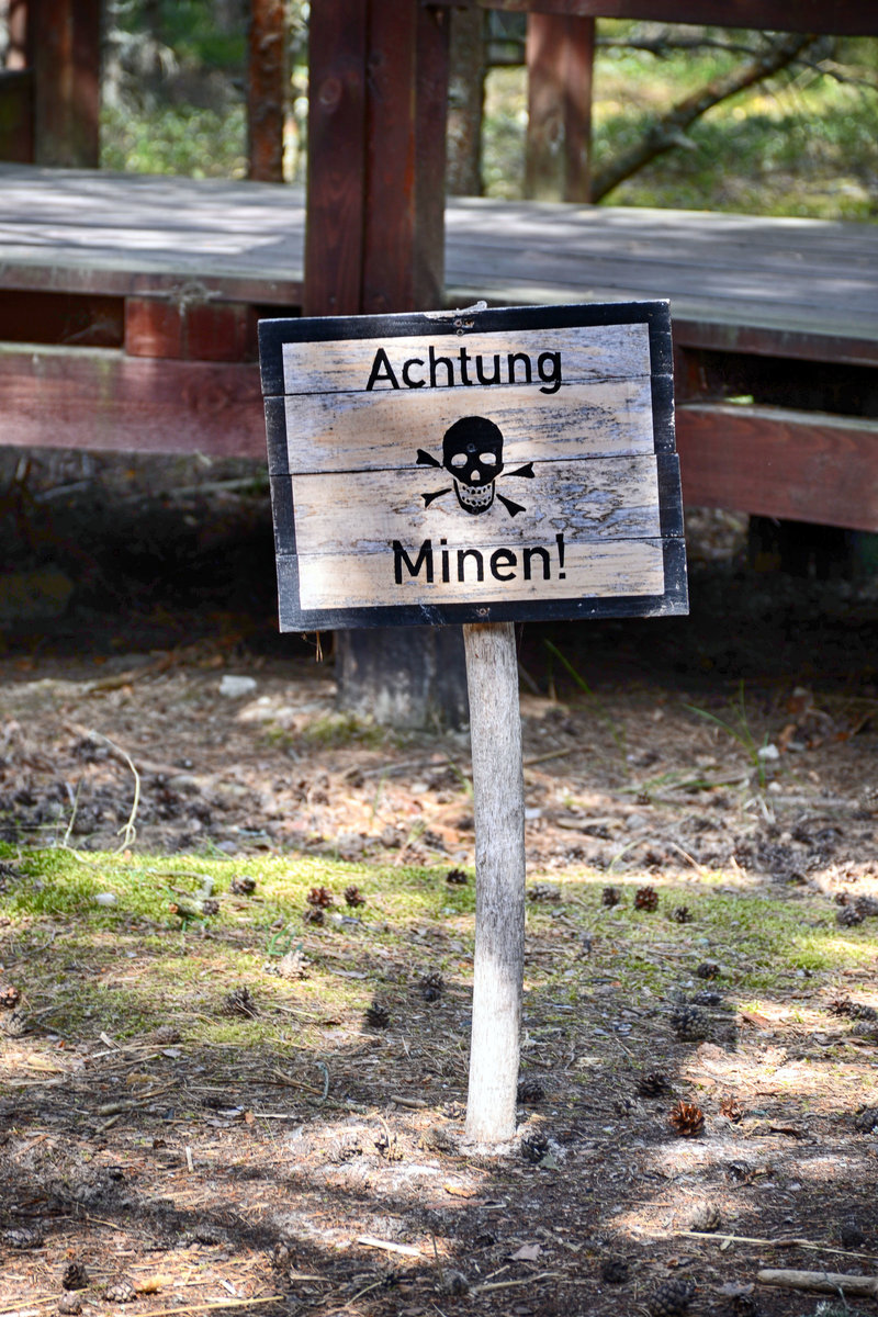 Schild an der Raketenerprobungsstelle Rumbke (heute Rąbka) westlich von Leba. Rumbke war im Zweiten Weltkrieg ein Erprobungsgelnde der deutschen Luftwaffe unweit von Leba inmitten des heutigen Slowinzischen Nationalparks.
Aufnahme: 17. August 2020. 