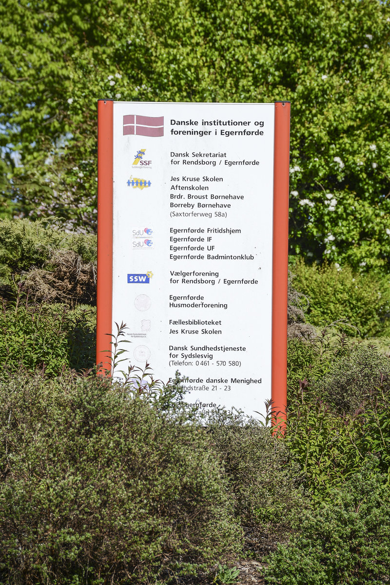 Schild mit den Namen der dnischen Einrichtungen am Hans-Christian-Andersen-Weg in Eckernfrde. Aufnahme: 11. Mai 2020.