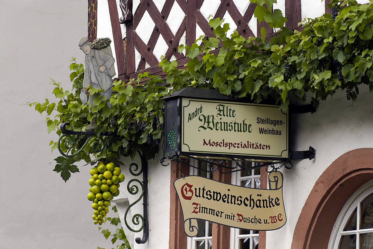 Schilder der Alten Weinstube in Ernst an der Mosel. Aufnahme: Juli 2007.