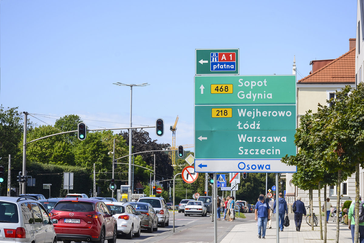 Schilder an der Aleja Grunwaldzka (bis 1945: Danziger Chaussee) im Danziger Ortsteil Oliva - Gdansk Oliwa. Aufnahme: 14. august 2019.