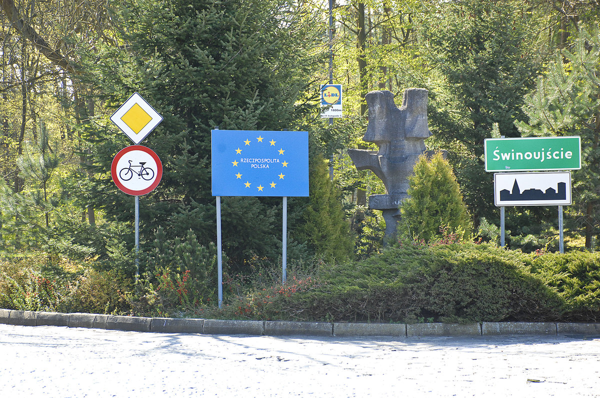 Schilder an der deutsch-polnischen Grenze am Stadtteil Osiedle Posejdon westlich von Świnoujście (Swinemnde). Aufnahme: 6. Mai 2016.