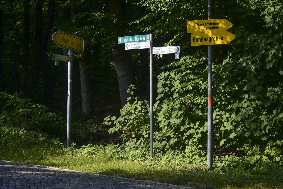 Schilder an der Ecke Alte Zollstrae/Alter Kirchenweg in Kupfermhle (Gemeinde Harrislee). Hier wurde Lord Haw-Haw - Spitzname fr William Joyce - am 28. Mai 1945 von den Briten erschossen. Er war Sprecher des von Deutschland ausgestrahlten englischsprachigen Radiopropagandaprogramms whrend des Zweiten Weltkriegs. Aufnahme: 17. Juli 2022.