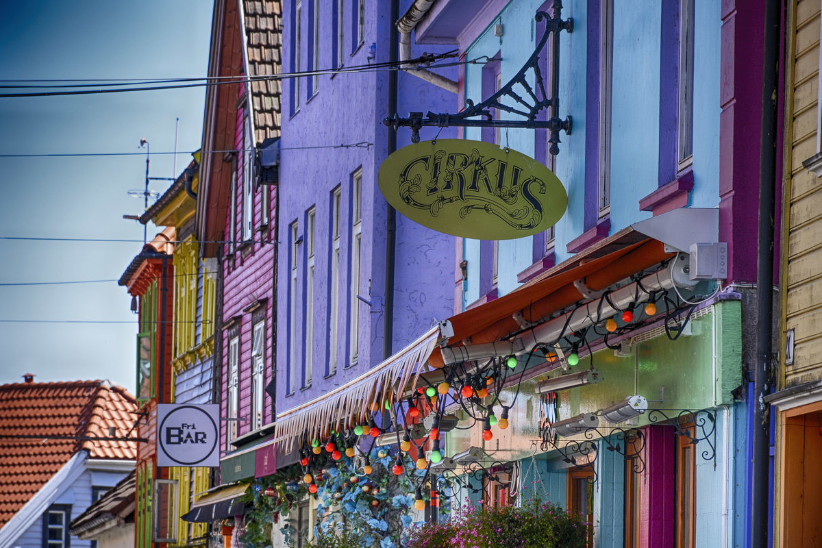 Schilder und Hausfassaden an der Strae vre Holmgata in Stavanger - Norwegen. Aufnahme: 2. Juli 2018.