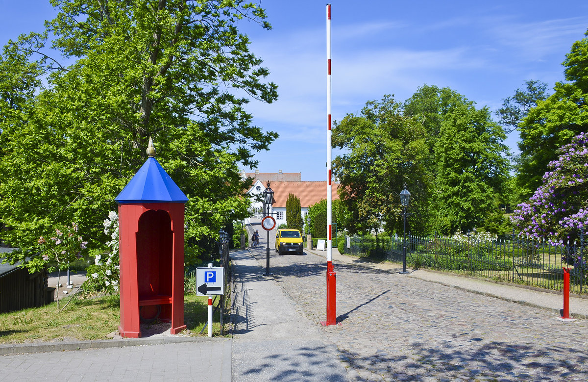 Schilderhaus und Schranke vom dem Schlo Glcksburg (Ostsee). Aufnahme: 3. Juni 2020.