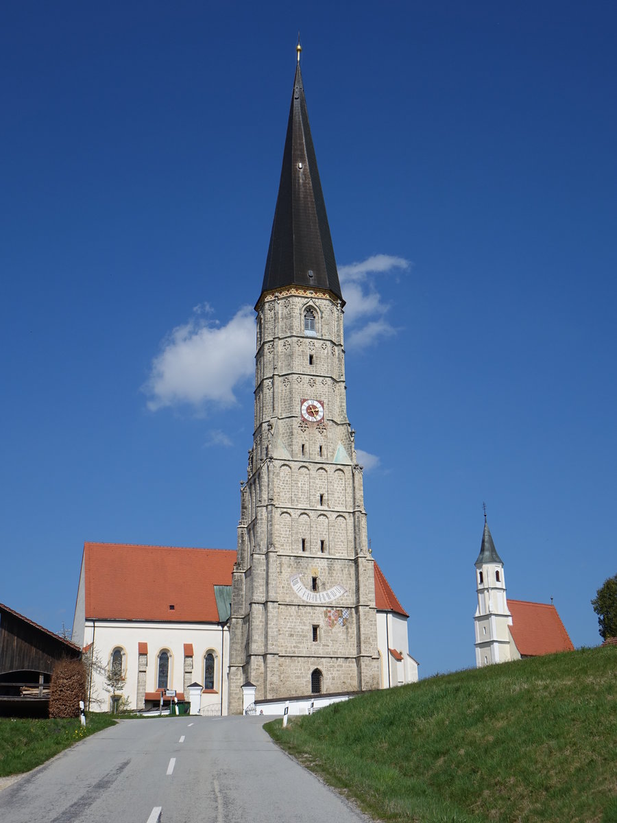 Schildthurn, Wallfahrtskirche St. gidius, im Kern einschiffiger sptgotischer Bau mit kaum eingezogenem Chor, erbaut um 1475, Barockisierung um 1730, 78m hoher Turm aus Tuffquadern, wohl erst 1531 vollendet (09.04.2017)