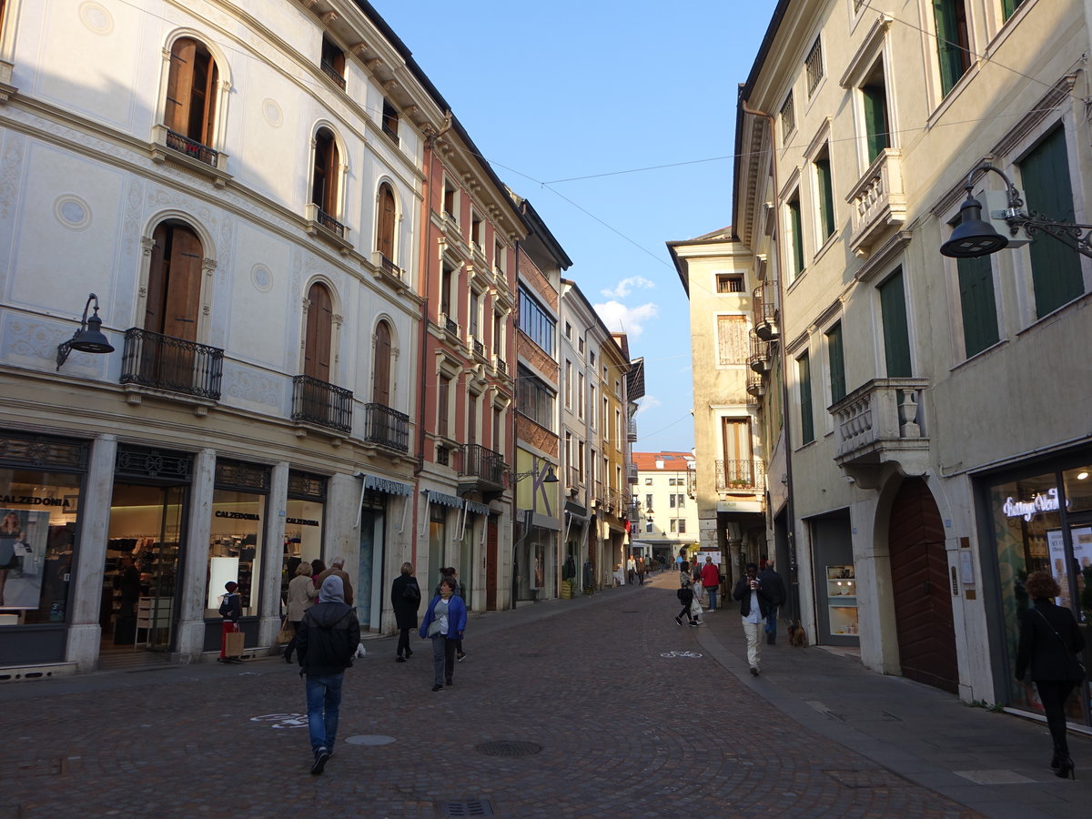 Schio, Huser in der Via Fratelli Fasini in der Altstadt (27.10.2017)