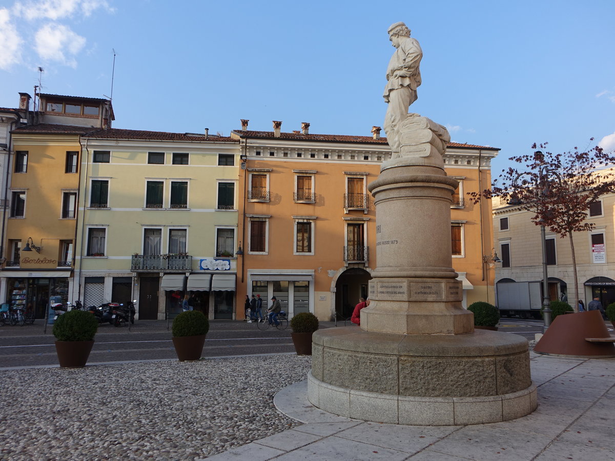 Schio, Piazza A. Rossi, Weber-Denkmal aus dem Jahr 1879 ist den Arbeitern von Alessandro Rossi gewidmet (27.10.2017)