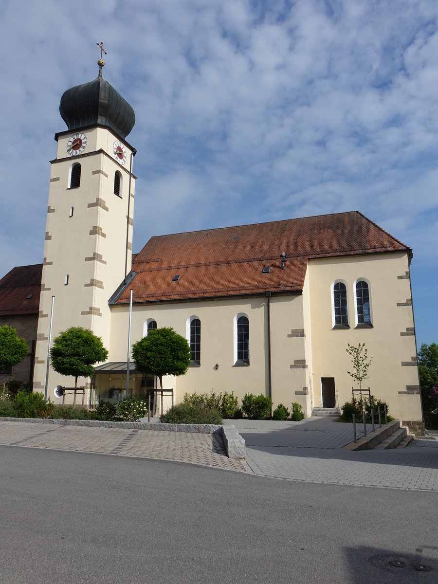 Schlammersdorf, kath. Pfarrkirche St. Lucia, Saalkirche mit Satteldach, erbaut von 1775 bis 1778 (20.05.2018)